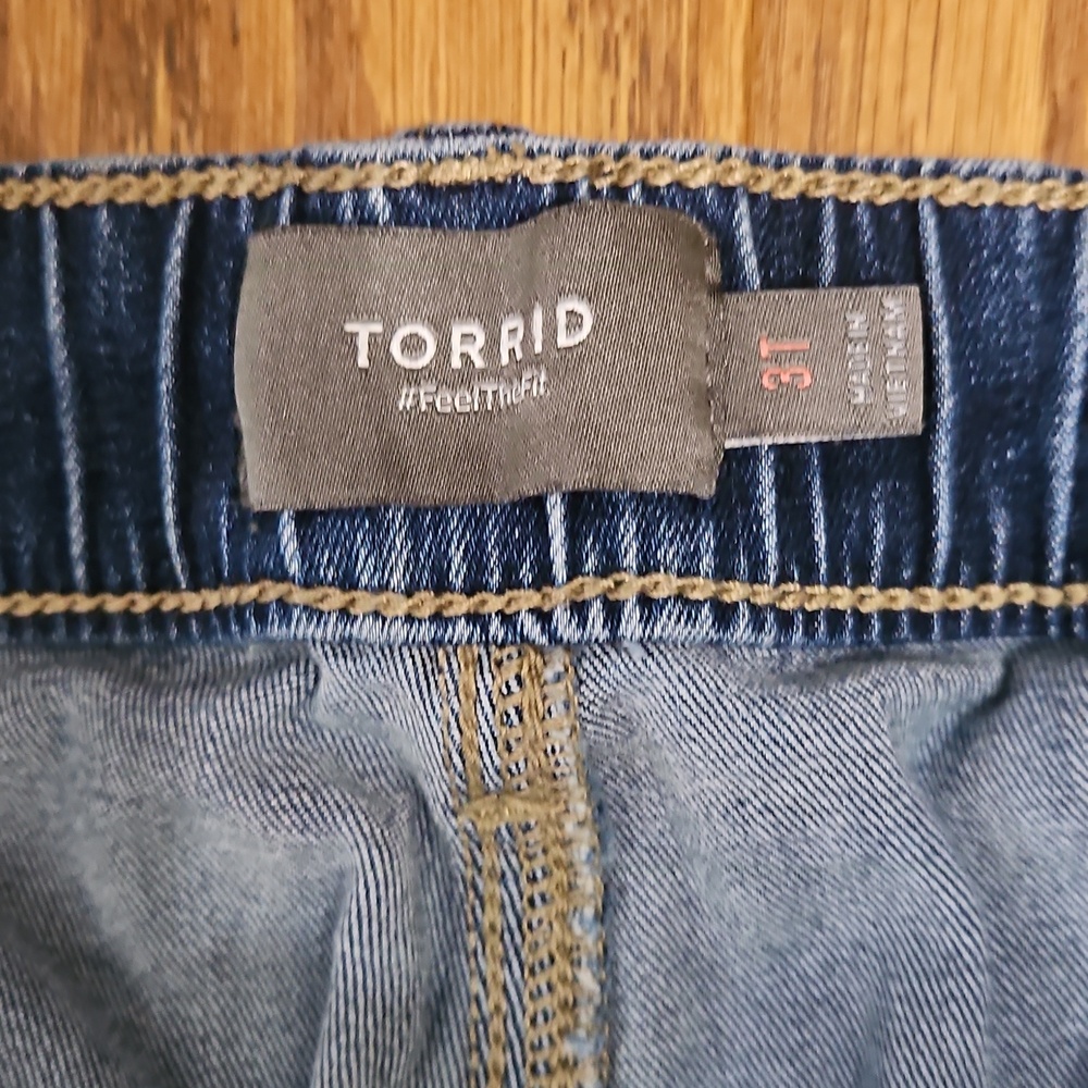 Torrid Weekend Boyfriend Mid-Rise Straight Cargo Jean  3 Tall (22-24) - Picture 4 of 8